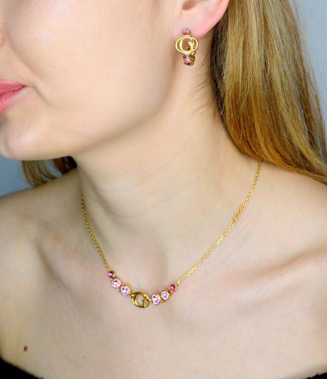 Kolczyki GUESS stalowe logo Guess okrągłe z różowymi cyrkoniami JUBE03360JWYGRST-U. Kolczyki damskie Guess. Kolczyki stalowe Guess. Kolczyki stalowe Guess. Kolczyki stalowe w złotym kolorze. Kolczyki na prezent Guess..jpg