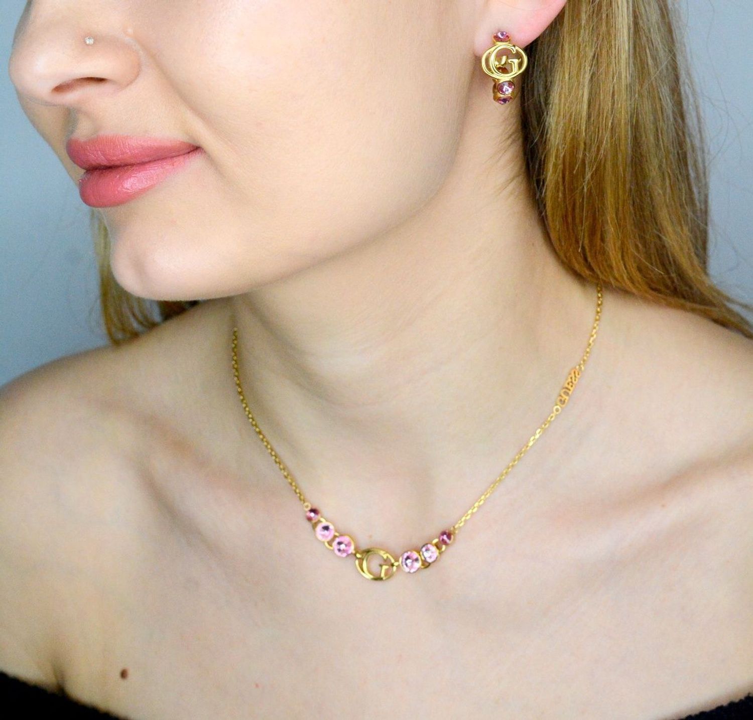 Kolczyki GUESS stalowe logo Guess okrągłe z różowymi cyrkoniami JUBE03360JWYGRST-U. Kolczyki damskie Guess. Kolczyki stalowe Guess. Kolczyki stalowe Guess. Kolczyki stalowe w złotym kolorze. Kolczyki na prezent Guess..jpg