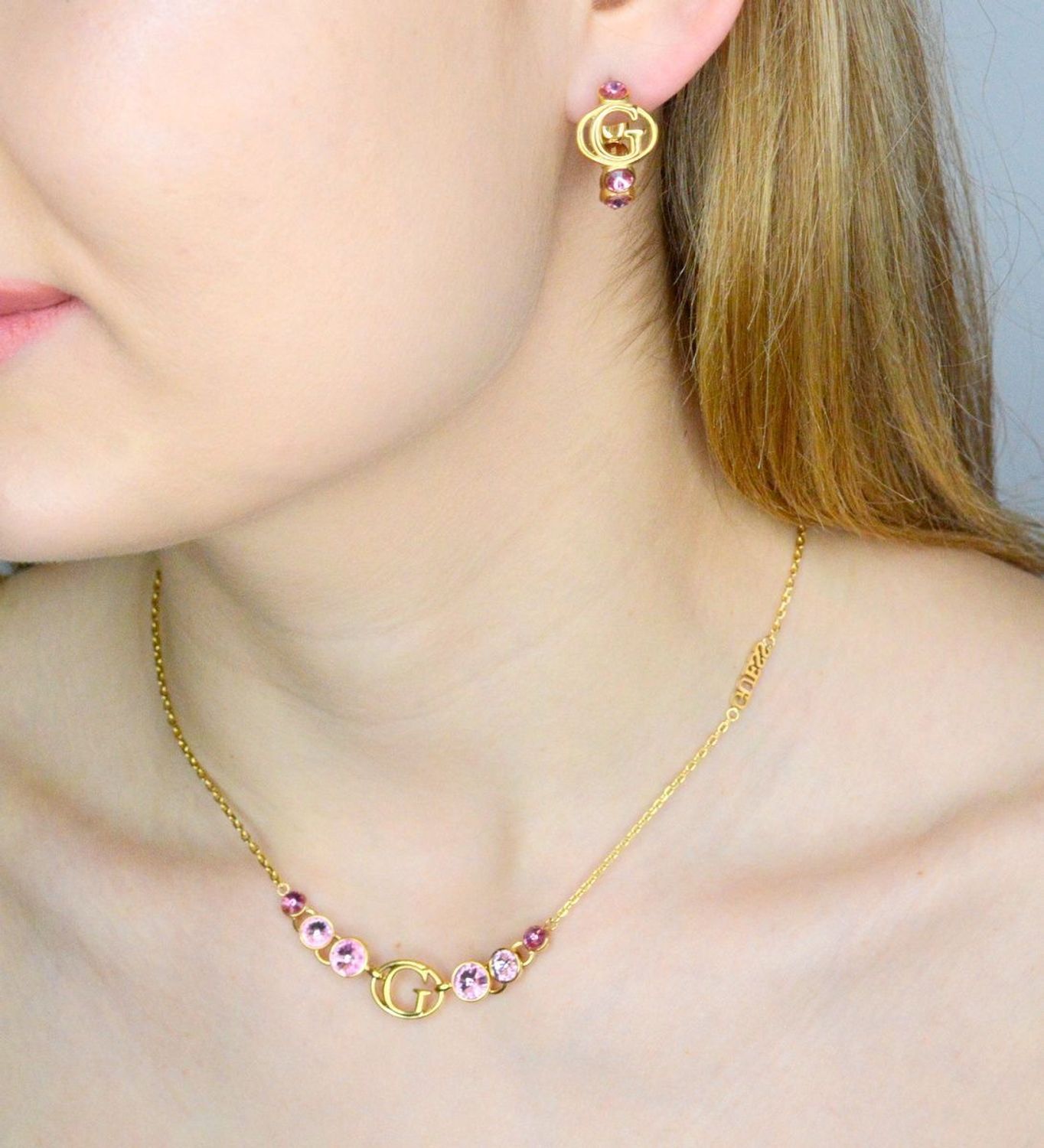 Kolczyki GUESS stalowe logo Guess okrągłe z różowymi cyrkoniami JUBE03360JWYGRST-U. Kolczyki damskie Guess. Kolczyki stalowe Guess. Kolczyki stalowe Guess. Kolczyki stalowe w złotym kolorze. Kolczyki na prezent Guess..jpg