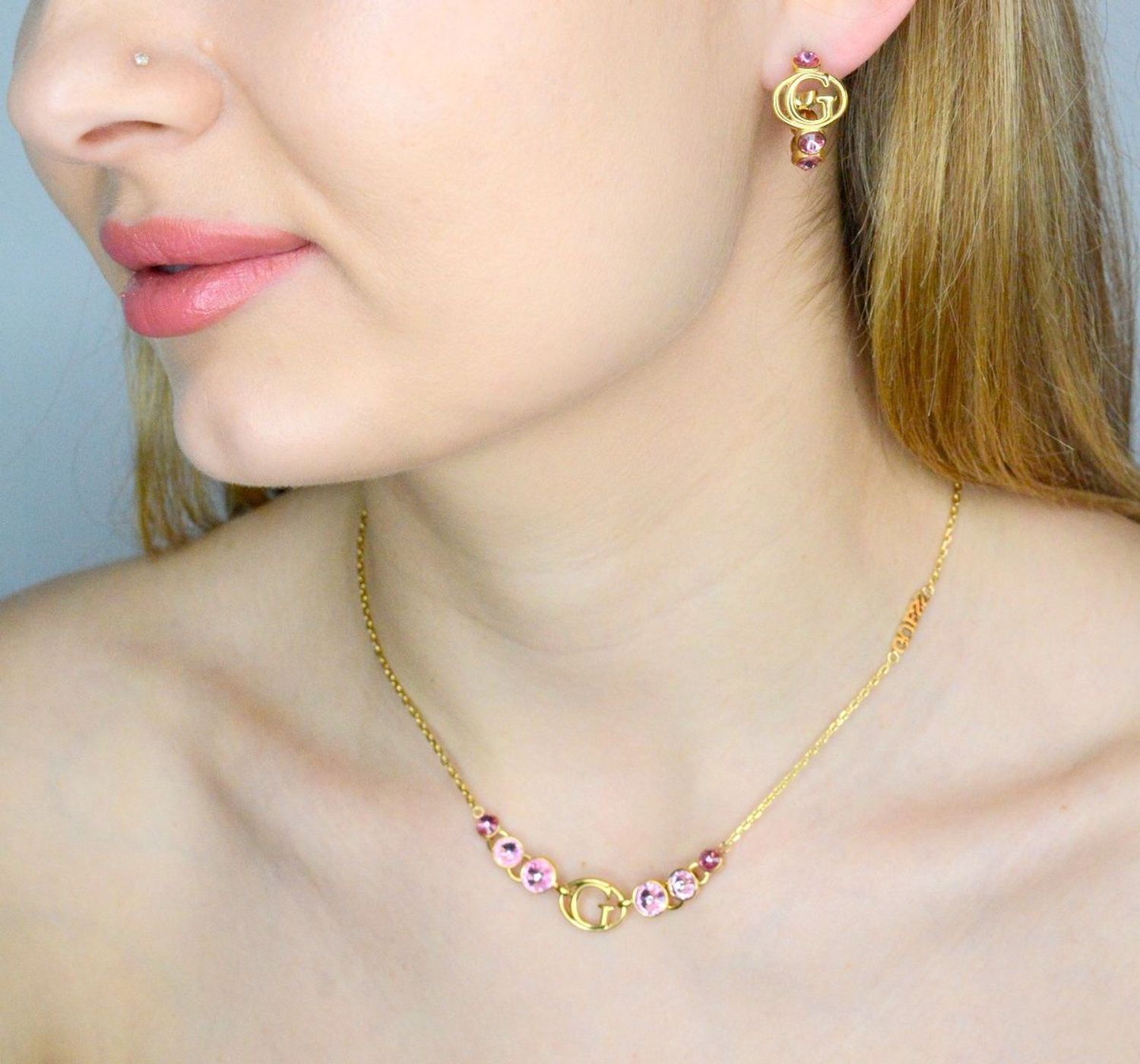 Kolczyki GUESS stalowe logo Guess okrągłe z różowymi cyrkoniami JUBE03360JWYGRST-U. Kolczyki damskie Guess. Kolczyki stalowe Guess. Kolczyki stalowe Guess. Kolczyki stalowe w złotym kolorze. Kolczyki na prezent Guess..jpg