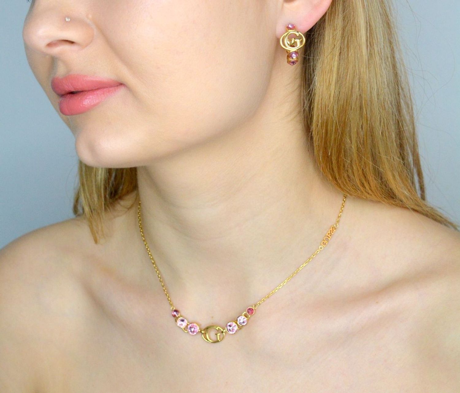 Kolczyki GUESS stalowe logo Guess okrągłe z różowymi cyrkoniami JUBE03360JWYGRST-U. Kolczyki damskie Guess. Kolczyki stalowe Guess. Kolczyki stalowe Guess. Kolczyki stalowe w złotym kolorze. Kolczyki na prezent Guess..jpg