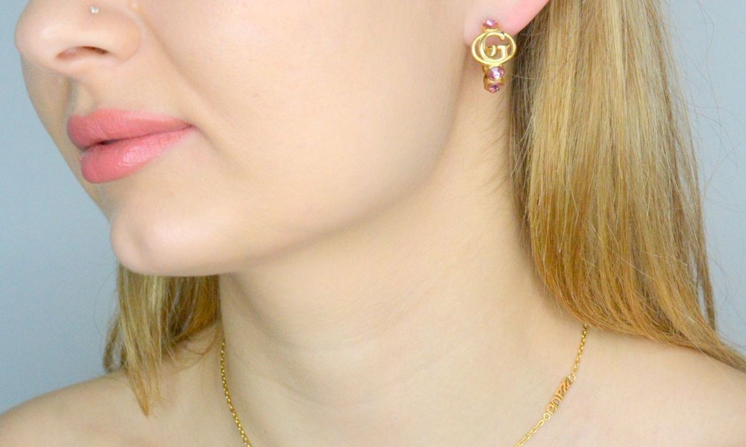 Kolczyki GUESS stalowe logo Guess okrągłe z różowymi cyrkoniami JUBE03360JWYGRST-U. Kolczyki damskie Guess. Kolczyki stalowe Guess. Kolczyki stalowe Guess. Kolczyki stalowe w złotym kolorze. Kolczyki na prezent Guess..jpg