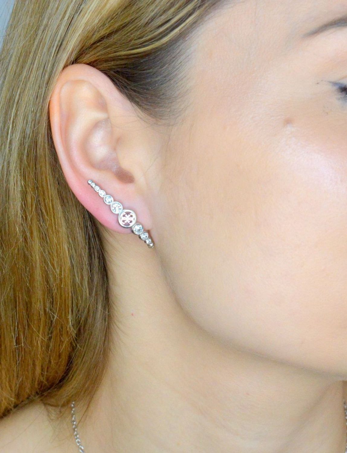 Kolczyki GUESS stalowe logo Guess podłużne z cyrkoniami JUBE03372JWRHT-U. Kolczyki damskie Guess. Kolczyki stalowe Guess. Kolczyki stalowe Guess. Kolczyki stalowe w srebrnym kolorze. Kolczyki na prezent Guess..jpg