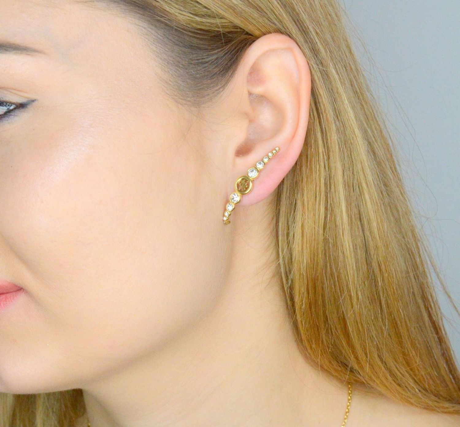 Kolczyki GUESS stalowe logo Guess podłużne z cyrkoniami JUBE03372JWYGT-U. Kolczyki damskie Guess. Kolczyki stalowe Guess. Kolczyki stalowe Guess. Kolczyki stalowe w złotym kolorze. Kolczyki na prezent Guess..jpg