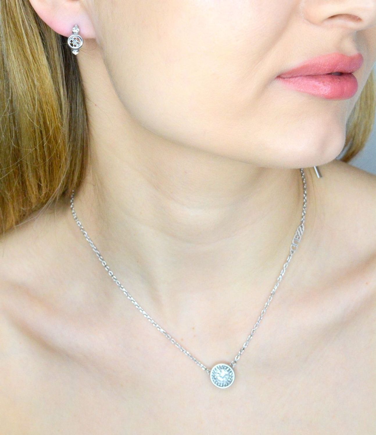 Kolczyki GUESS stalowe koła logo Guess z cyrkoniami JUBE03373JWRHT-U. Kolczyki damskie Guess. Kolczyki stalowe Guess. Kolczyki stalowe koła Guess. Kolczyki damskie stalowe Guess na prezent..jpg