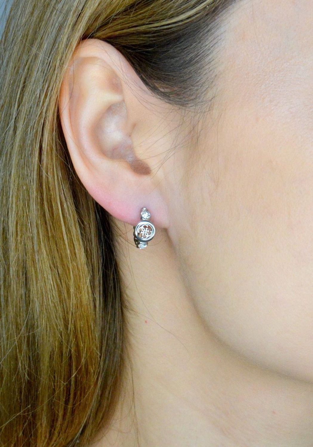 Kolczyki GUESS stalowe koła logo Guess z cyrkoniami JUBE03373JWRHT-U. Kolczyki damskie Guess. Kolczyki stalowe Guess. Kolczyki stalowe koła Guess. Kolczyki damskie stalowe Guess na prezent..jpg