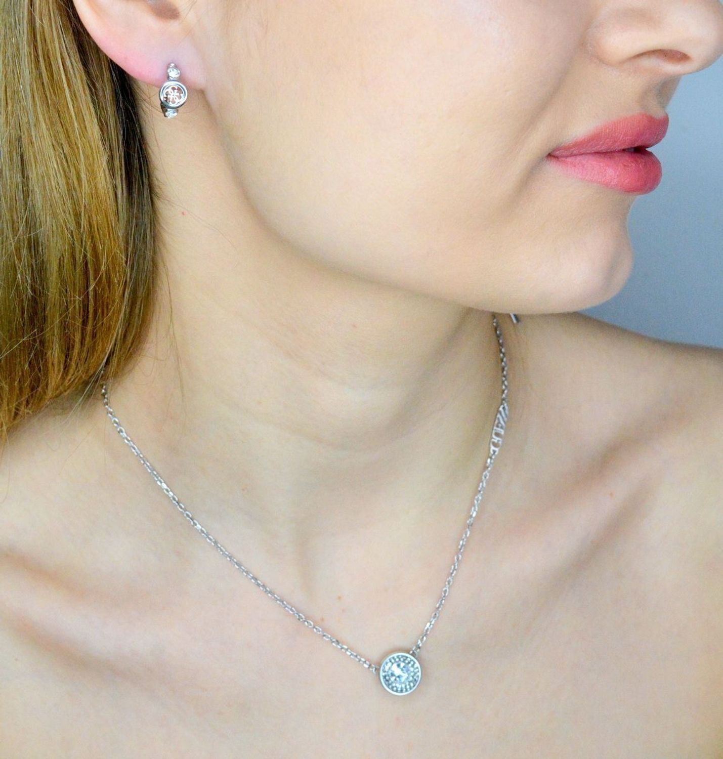 Kolczyki GUESS stalowe koła logo Guess z cyrkoniami JUBE03373JWRHT-U. Kolczyki damskie Guess. Kolczyki stalowe Guess. Kolczyki stalowe koła Guess. Kolczyki damskie stalowe Guess na prezent..jpg