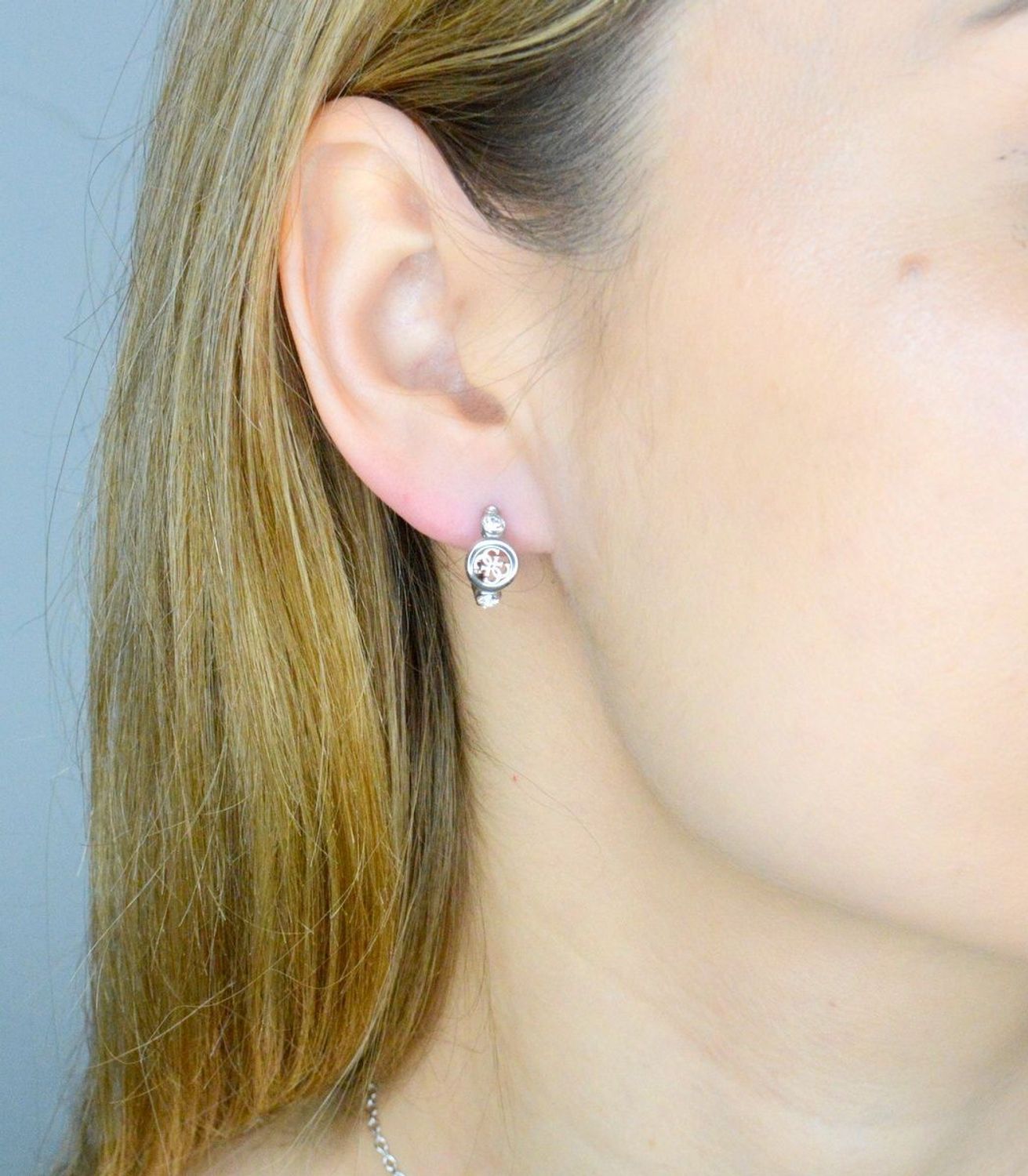 Kolczyki GUESS stalowe koła logo Guess z cyrkoniami JUBE03373JWRHT-U. Kolczyki damskie Guess. Kolczyki stalowe Guess. Kolczyki stalowe koła Guess. Kolczyki damskie stalowe Guess na prezent..jpg