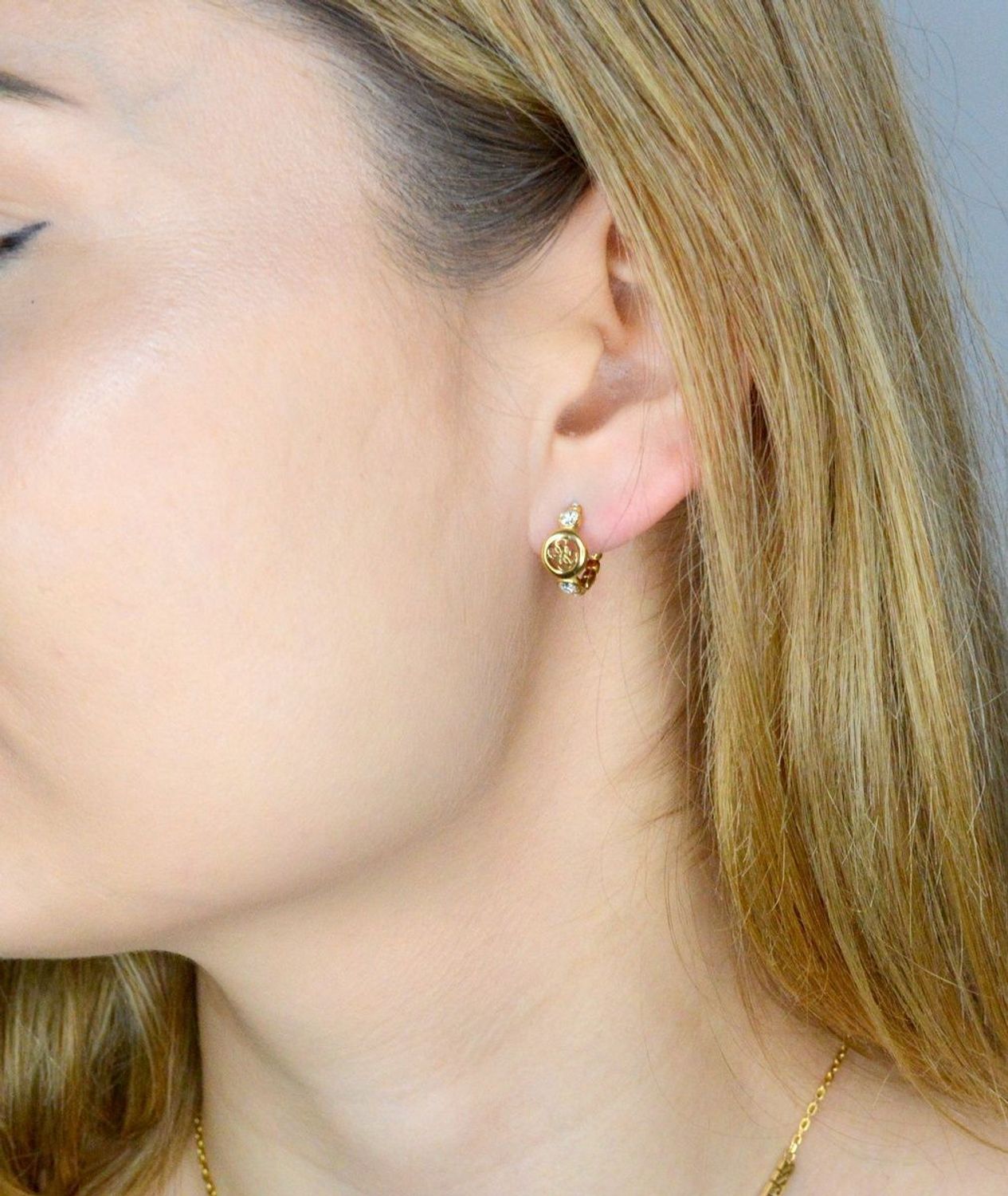 Kolczyki GUESS stalowe logo Guess kółeczka z cyrkoniami JUBE03373JWYGT-U. Kolczyki damskie Guess. Kolczyki stalowe Guess. Kolczyki pozłacane stalowe Guess. Kolczyki stalowe kółeczka. Kolczyki na prezent Guess..jpg