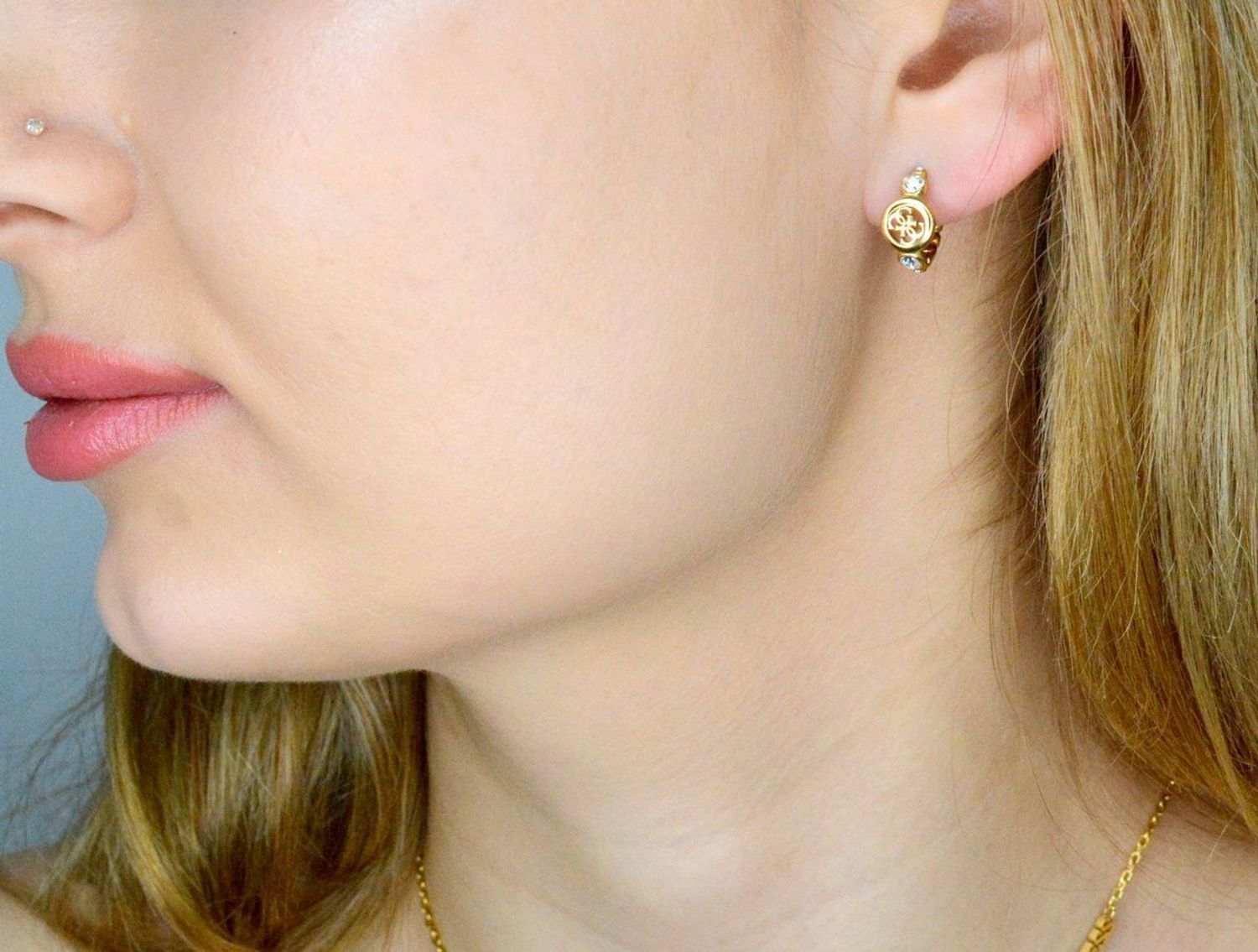 Kolczyki GUESS stalowe logo Guess kółeczka z cyrkoniami JUBE03373JWYGT-U. Kolczyki damskie Guess. Kolczyki stalowe Guess. Kolczyki pozłacane stalowe Guess. Kolczyki stalowe kółeczka. Kolczyki na prezent Guess..jpg