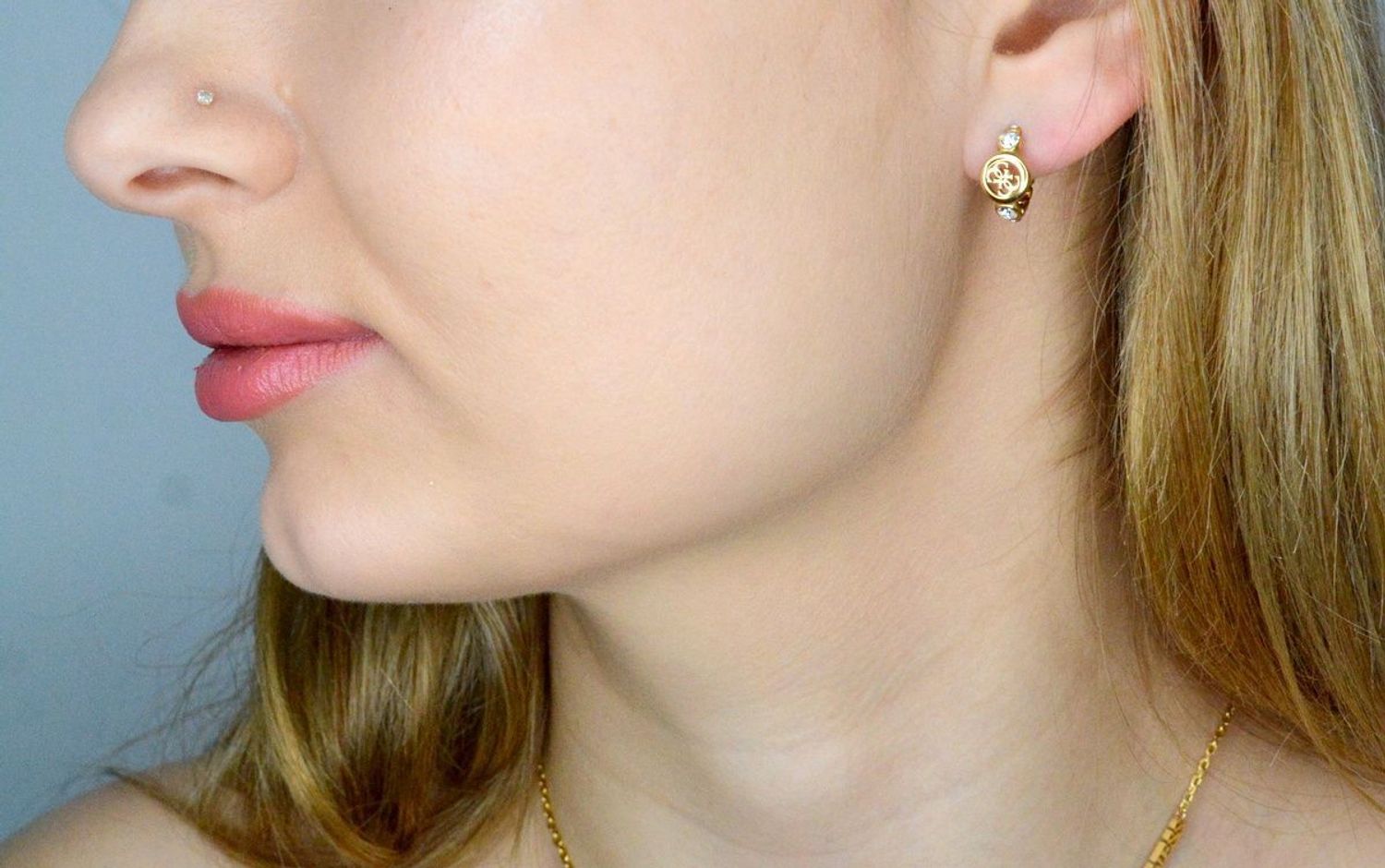 Kolczyki GUESS stalowe logo Guess kółeczka z cyrkoniami JUBE03373JWYGT-U. Kolczyki damskie Guess. Kolczyki stalowe Guess. Kolczyki pozłacane stalowe Guess. Kolczyki stalowe kółeczka. Kolczyki na prezent Guess..jpg