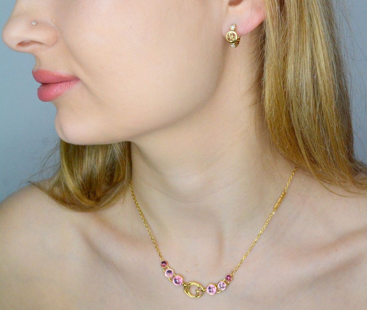 Kolczyki GUESS stalowe logo Guess kółeczka z cyrkoniami JUBE03373JWYGT-U. Kolczyki damskie Guess. Kolczyki stalowe Guess. Kolczyki pozłacane stalowe Guess. Kolczyki stalowe kółeczka. Kolczyki na prezent Guess..jpg