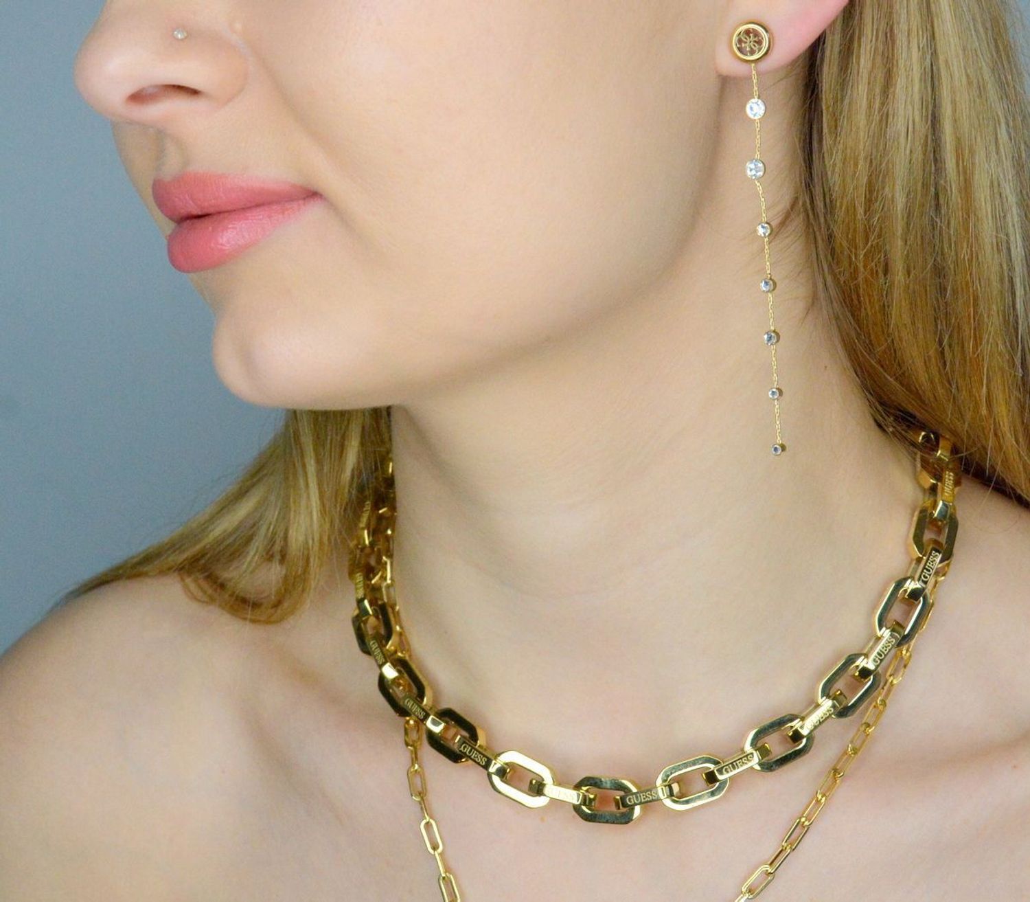 Kolczyki GUESS stalowe logo Guess długie łańcuszki z cyrkoniami JUBE03379JWYGT-U. Kolczyki damskie Guess. Kolczyki stalowe Guess. Kolczyki stalowe Guess. Kolczyki stalowe w złotym kolorze. Kolczyki na prezent Guess..jpg