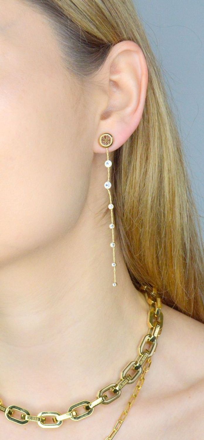 Kolczyki GUESS stalowe logo Guess długie łańcuszki z cyrkoniami JUBE03379JWYGT-U. Kolczyki damskie Guess. Kolczyki stalowe Guess. Kolczyki stalowe Guess. Kolczyki stalowe w złotym kolorze. Kolczyki na prezent Guess..jpg