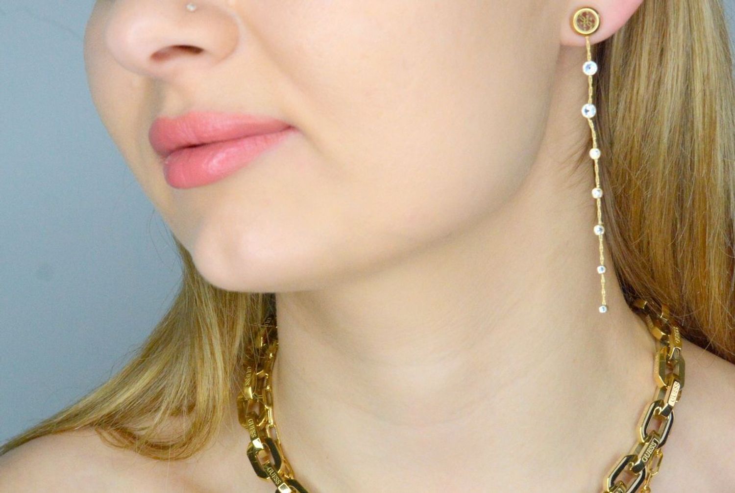 Kolczyki GUESS stalowe logo Guess długie łańcuszki z cyrkoniami JUBE03379JWYGT-U. Kolczyki damskie Guess. Kolczyki stalowe Guess. Kolczyki stalowe Guess. Kolczyki stalowe w złotym kolorze. Kolczyki na prezent Guess..jpg