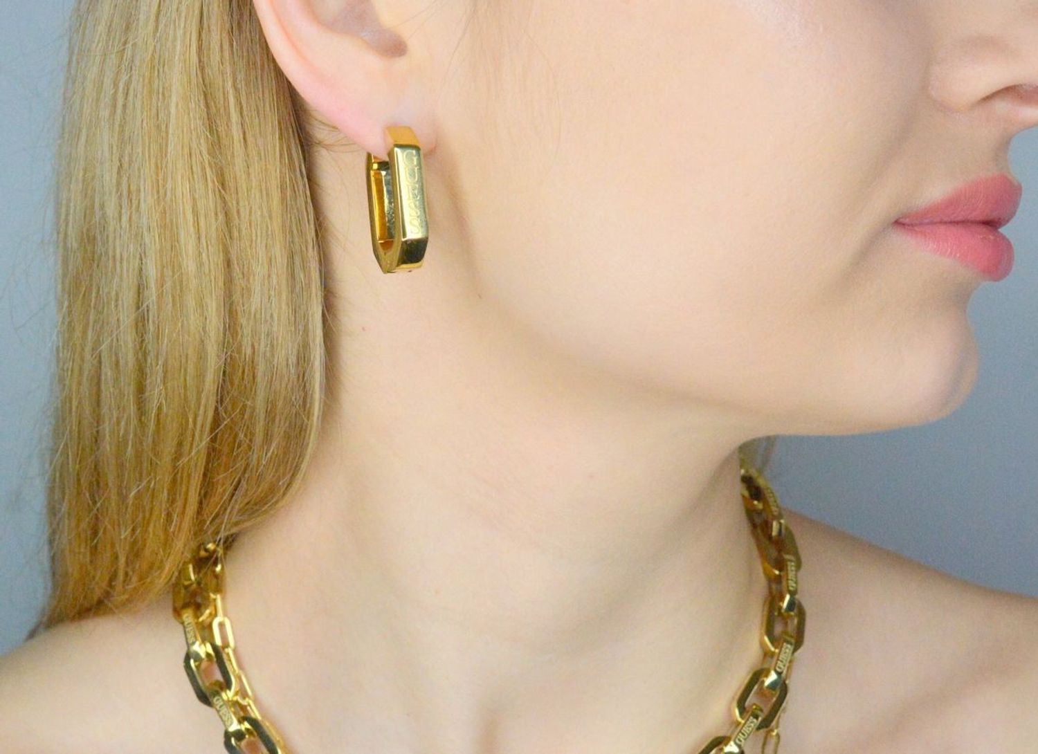 Kolczyki GUESS stalowe pozłacane logo Guess JUBE03405JWYGT-U. Kolczyki damskie Guess. Kolczyki stalowe Guess. Kolczyki stalowe pozłacane Guess. Kolczyki damskie stalowe Guess na prezent..jpg