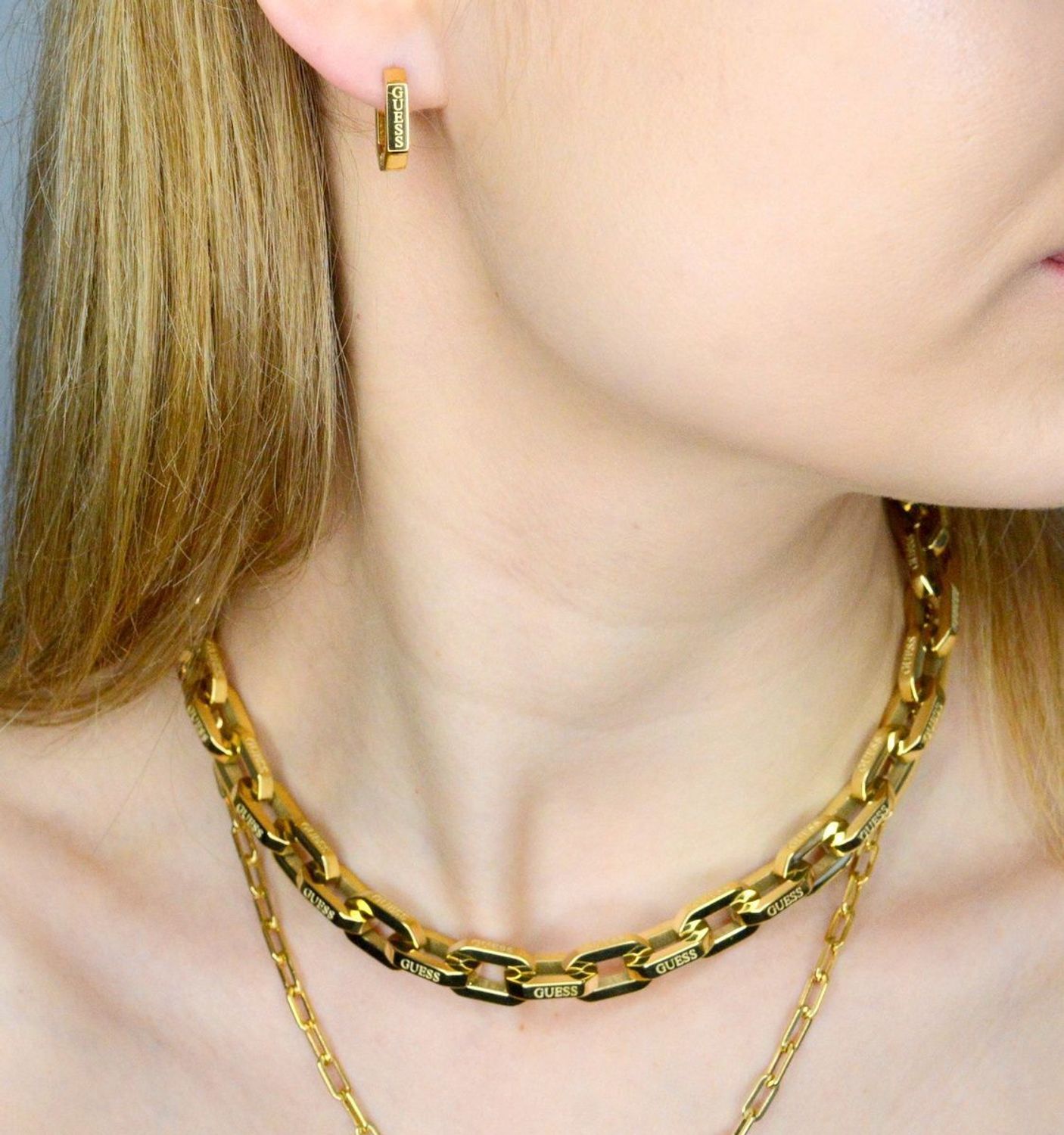 Kolczyki GUESS stalowe logo Guess JUBE03406JWYGT-U.  Kolczyki damskie Guess. Kolczyki stalowe Guess. Kolczyki stalowe Guess. Kolczyki stalowe w złotym kolorze. Kolczyki na prezent Guess..jpg