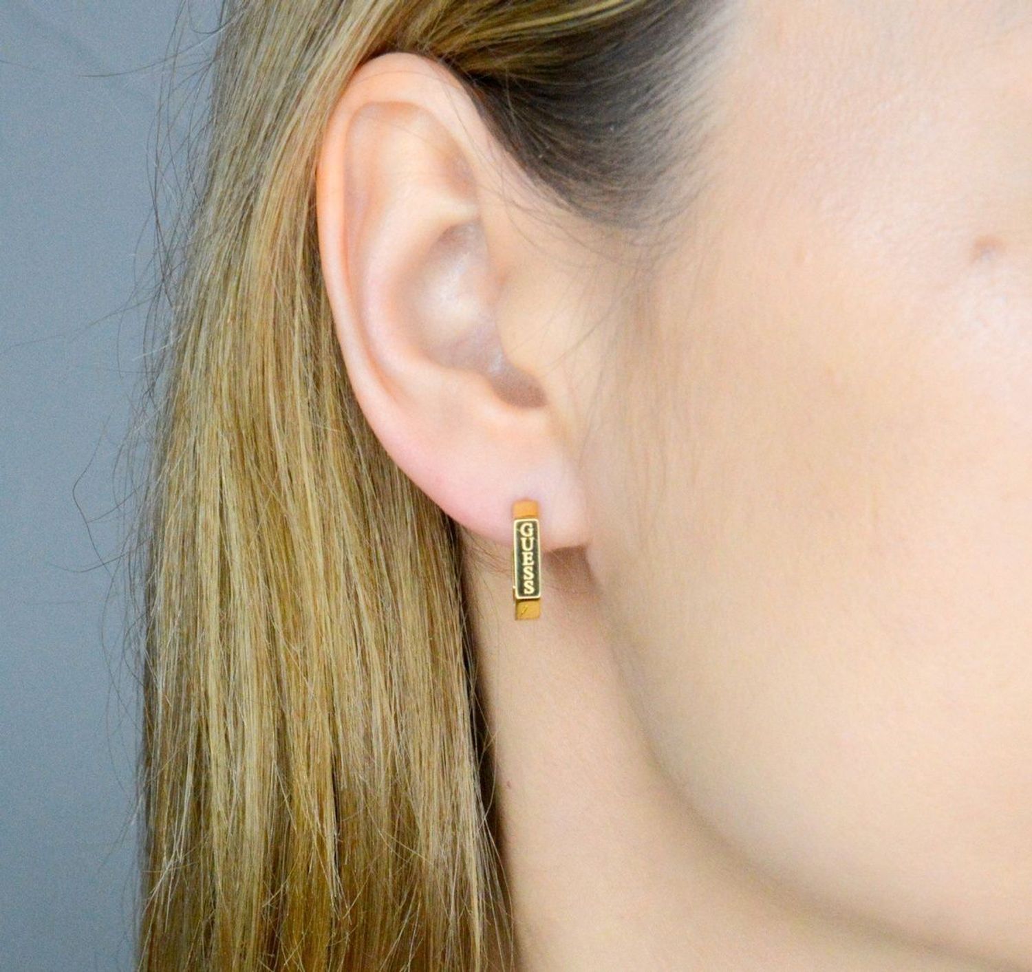 Kolczyki GUESS stalowe logo Guess JUBE03406JWYGT-U.  Kolczyki damskie Guess. Kolczyki stalowe Guess. Kolczyki stalowe Guess. Kolczyki stalowe w złotym kolorze. Kolczyki na prezent Guess..jpg