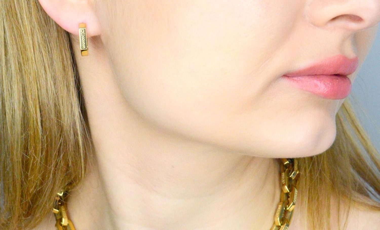 Kolczyki GUESS stalowe logo Guess JUBE03406JWYGT-U.  Kolczyki damskie Guess. Kolczyki stalowe Guess. Kolczyki stalowe Guess. Kolczyki stalowe w złotym kolorze. Kolczyki na prezent Guess..jpg