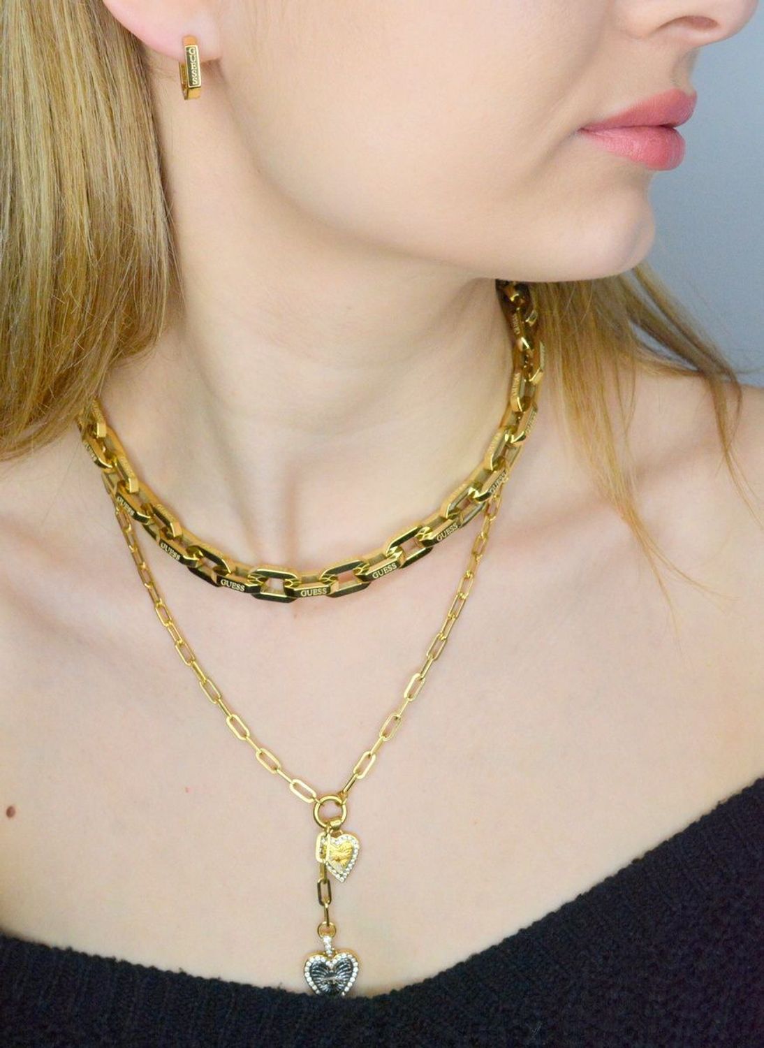 Kolczyki GUESS stalowe logo Guess JUBE03406JWYGT-U.  Kolczyki damskie Guess. Kolczyki stalowe Guess. Kolczyki stalowe Guess. Kolczyki stalowe w złotym kolorze. Kolczyki na prezent Guess..jpg