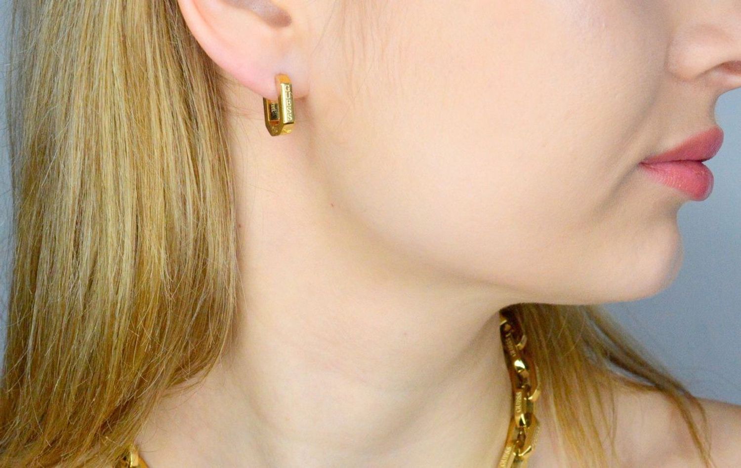 Kolczyki GUESS stalowe logo Guess JUBE03406JWYGT-U.  Kolczyki damskie Guess. Kolczyki stalowe Guess. Kolczyki stalowe Guess. Kolczyki stalowe w złotym kolorze. Kolczyki na prezent Guess..jpg