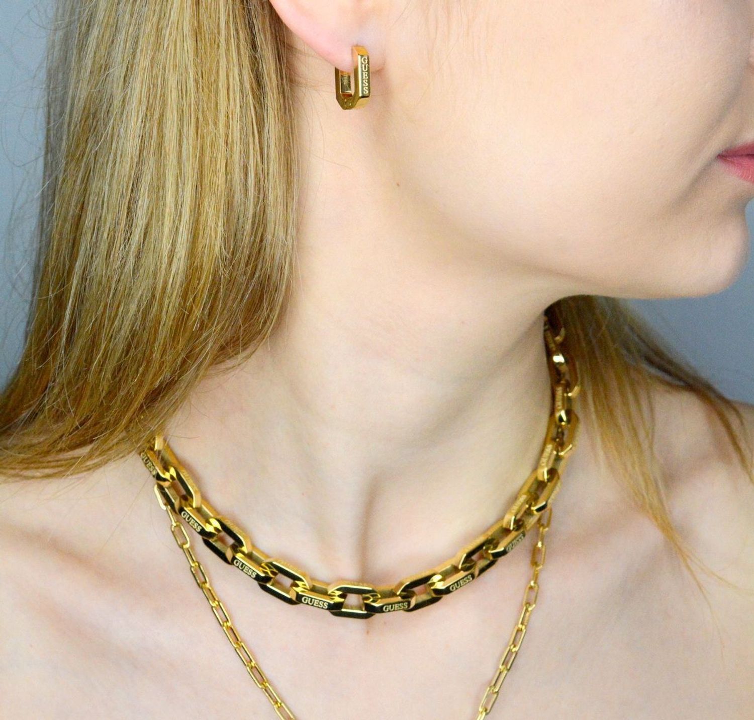Kolczyki GUESS stalowe logo Guess JUBE03406JWYGT-U.  Kolczyki damskie Guess. Kolczyki stalowe Guess. Kolczyki stalowe Guess. Kolczyki stalowe w złotym kolorze. Kolczyki na prezent Guess..jpg