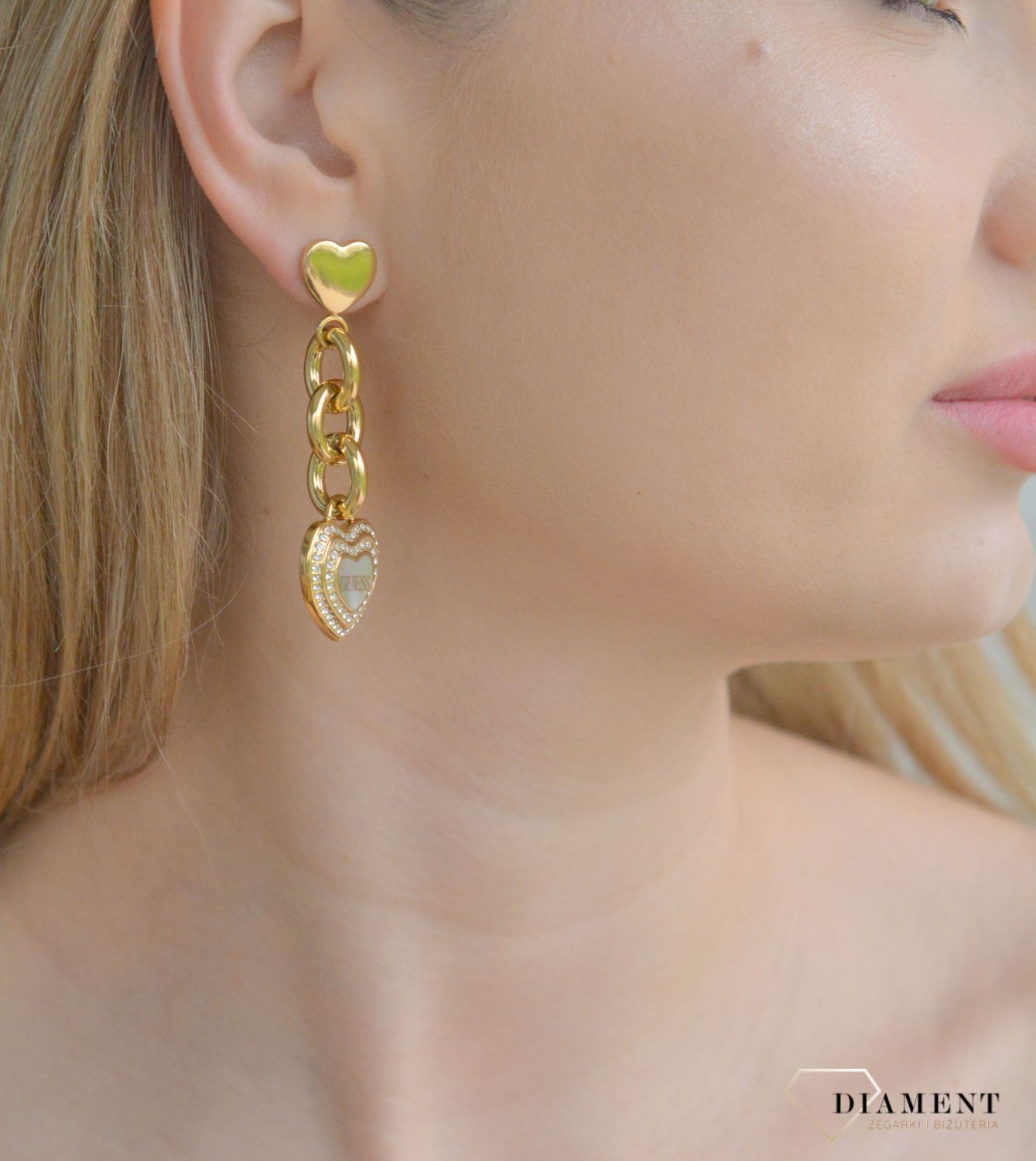 Złote kolczyki wiszące wkrętki serduszka z masą perłową i cyrkoniami  GUESS JUBE04024JWYGHT-U.png