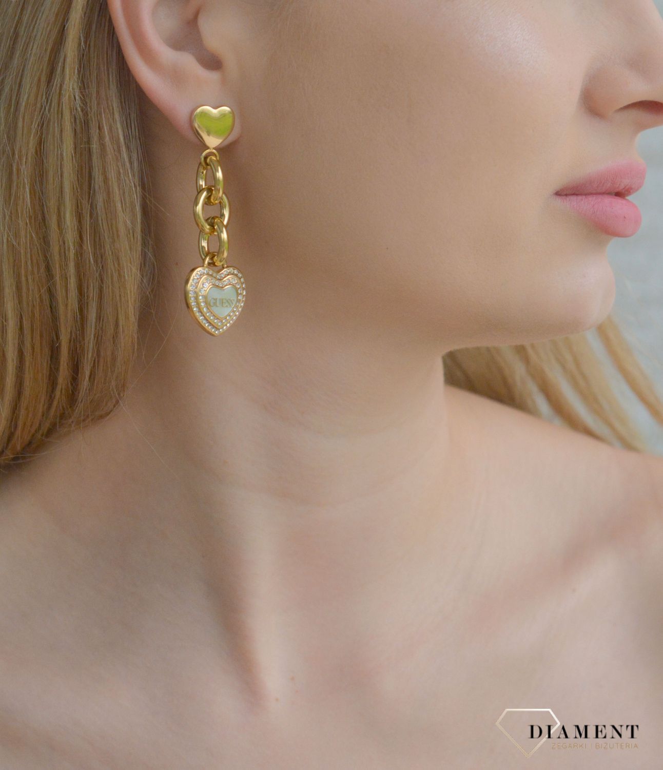 Złote kolczyki wiszące wkrętki serduszka z masą perłową i cyrkoniami  GUESS JUBE04024JWYGHT-U.png