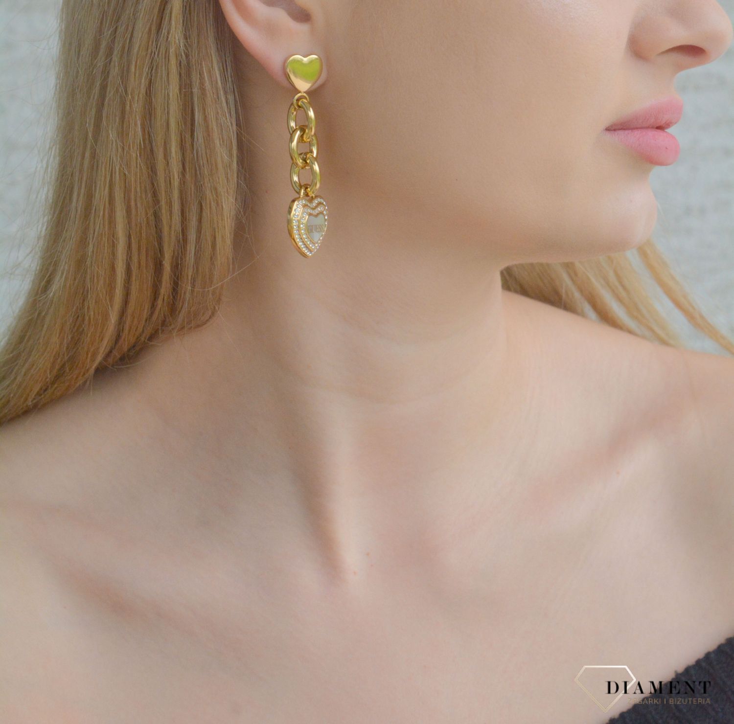 Złote kolczyki wiszące wkrętki serduszka z masą perłową i cyrkoniami  GUESS JUBE04024JWYGHT-U.png