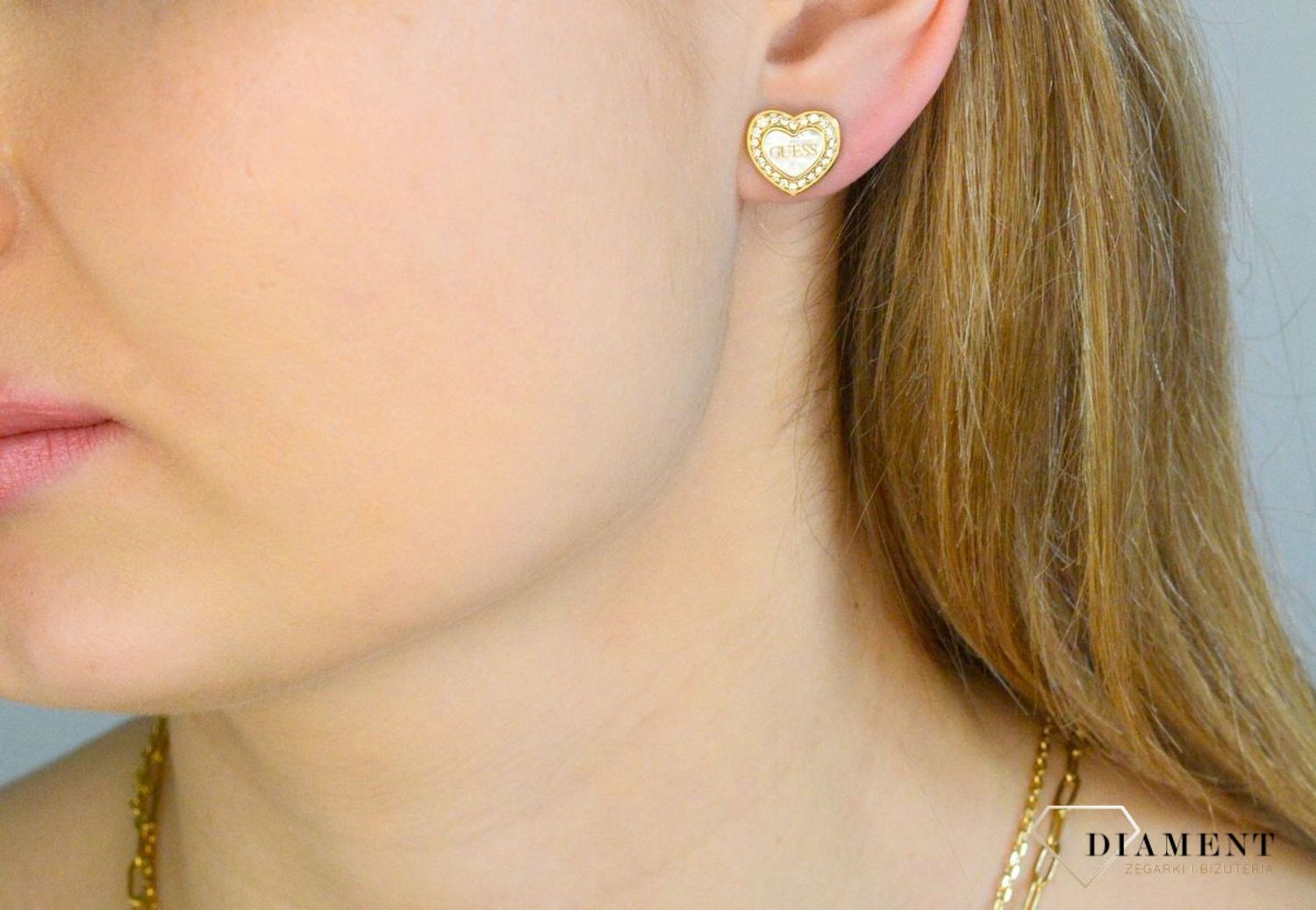 Złote kolczyki  wkrętki  serduszka z masą perłową i cyrkoniami GUESS JUBE04028JWYGWHT-U.png