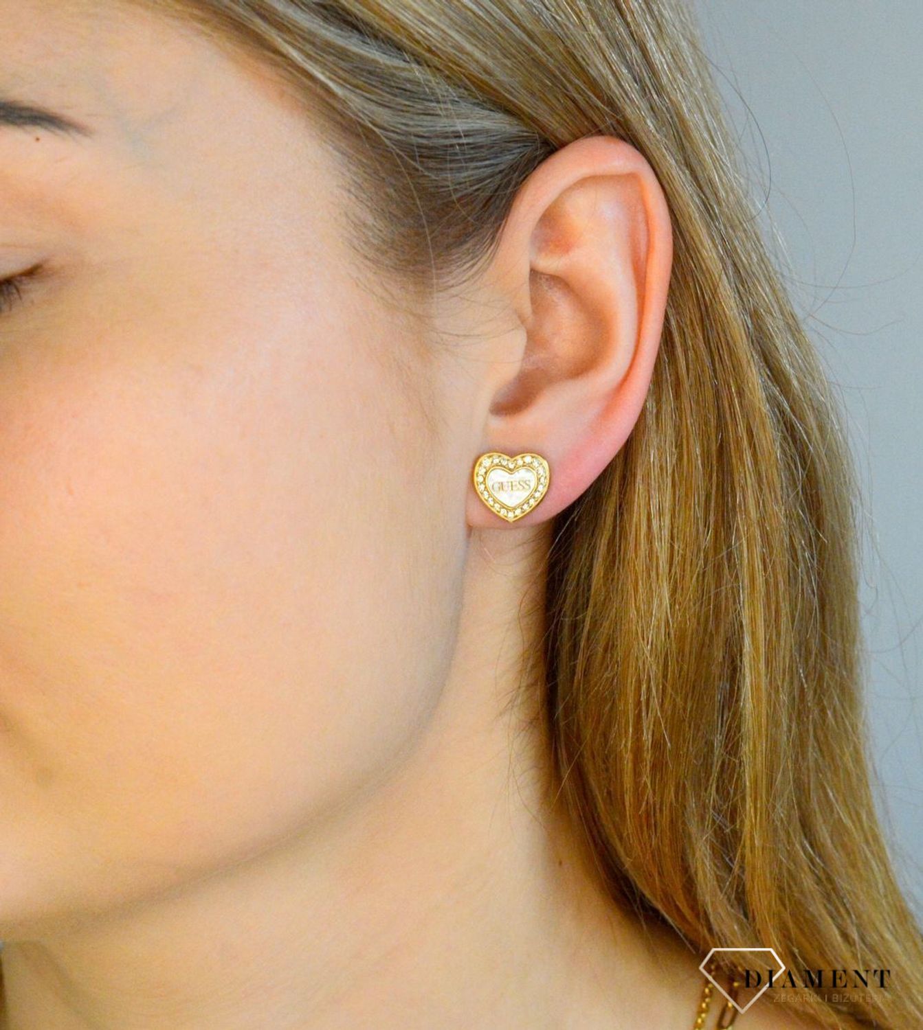 Złote kolczyki  wkrętki  serduszka z masą perłową i cyrkoniami GUESS JUBE04028JWYGWHT-U.png
