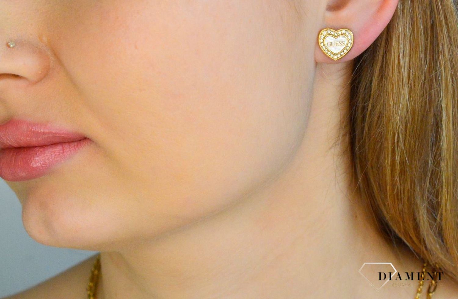 Złote kolczyki  wkrętki  serduszka z masą perłową i cyrkoniami GUESS JUBE04028JWYGWHT-U.png