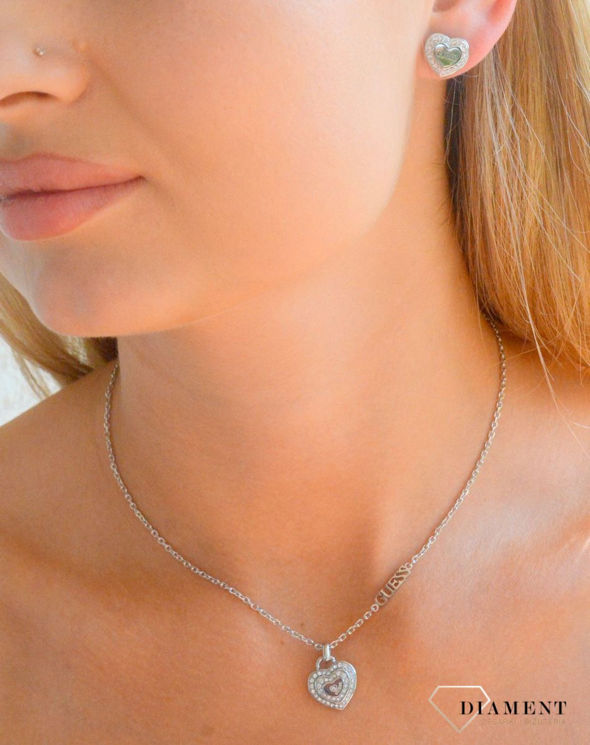 Srebrne kolczyki stalowe wkrętki serca Guess JUBE04035JWRHTU. Kolczyki damskie Guess. Kolczyki z cyrkonią Guess. Kolczyki Guess wkrętki. Kolczyki stalowe Guess na prezent..jpg