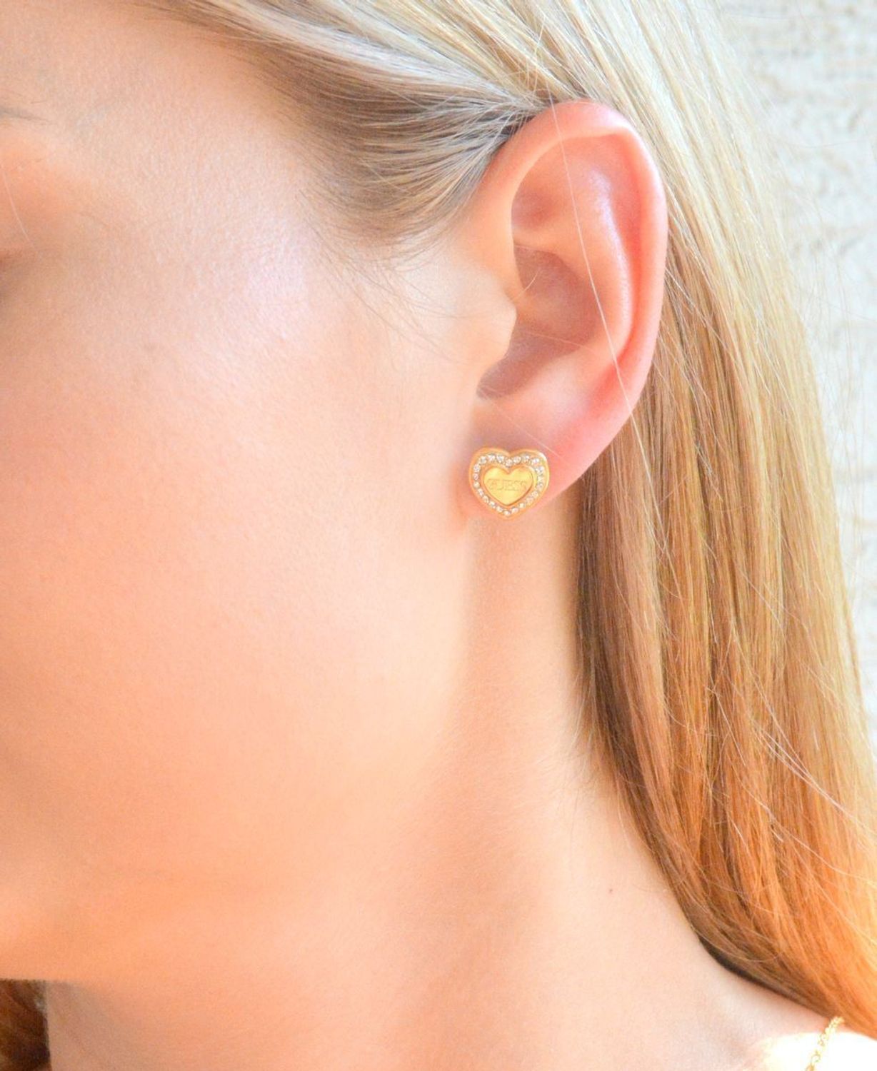 Złote kolczyki stalowe wkrętki serca Guess JUBE04035JWYGTU.jpg