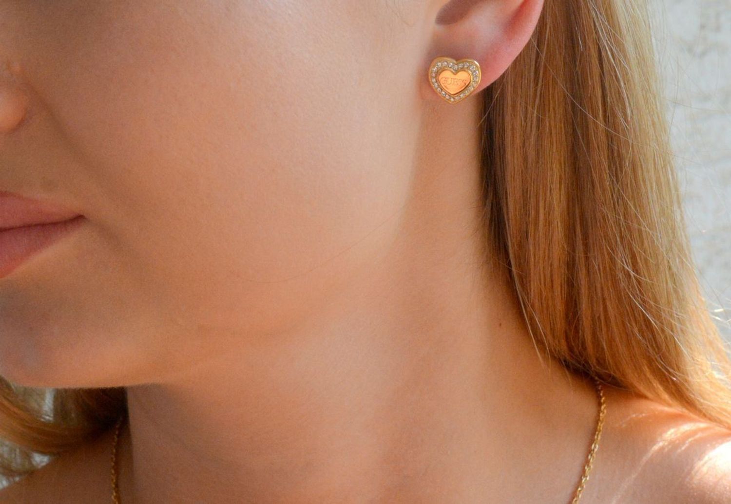 Złote kolczyki stalowe wkrętki serca Guess JUBE04035JWYGTU.jpg