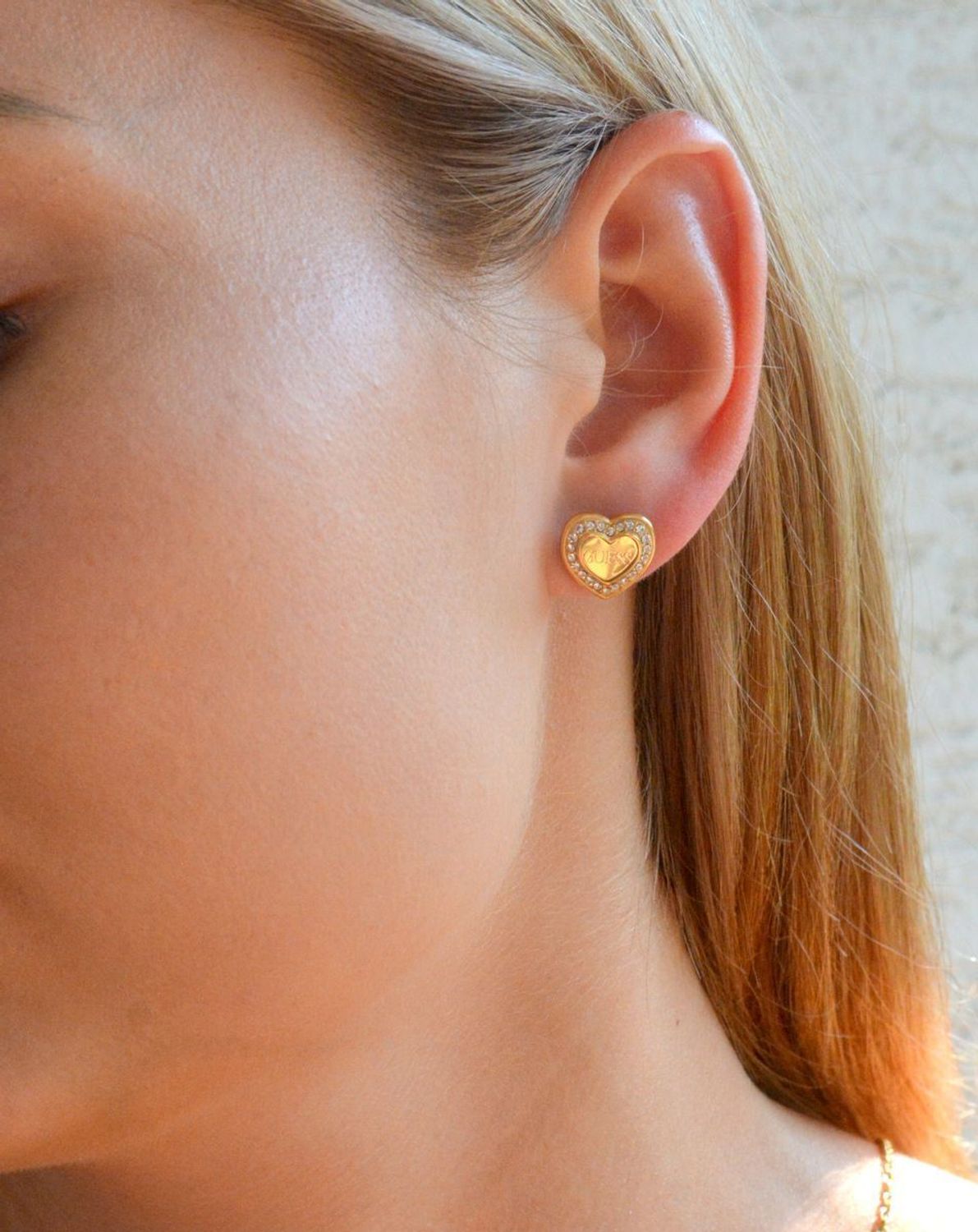 Złote kolczyki stalowe wkrętki serca Guess JUBE04035JWYGTU.jpg