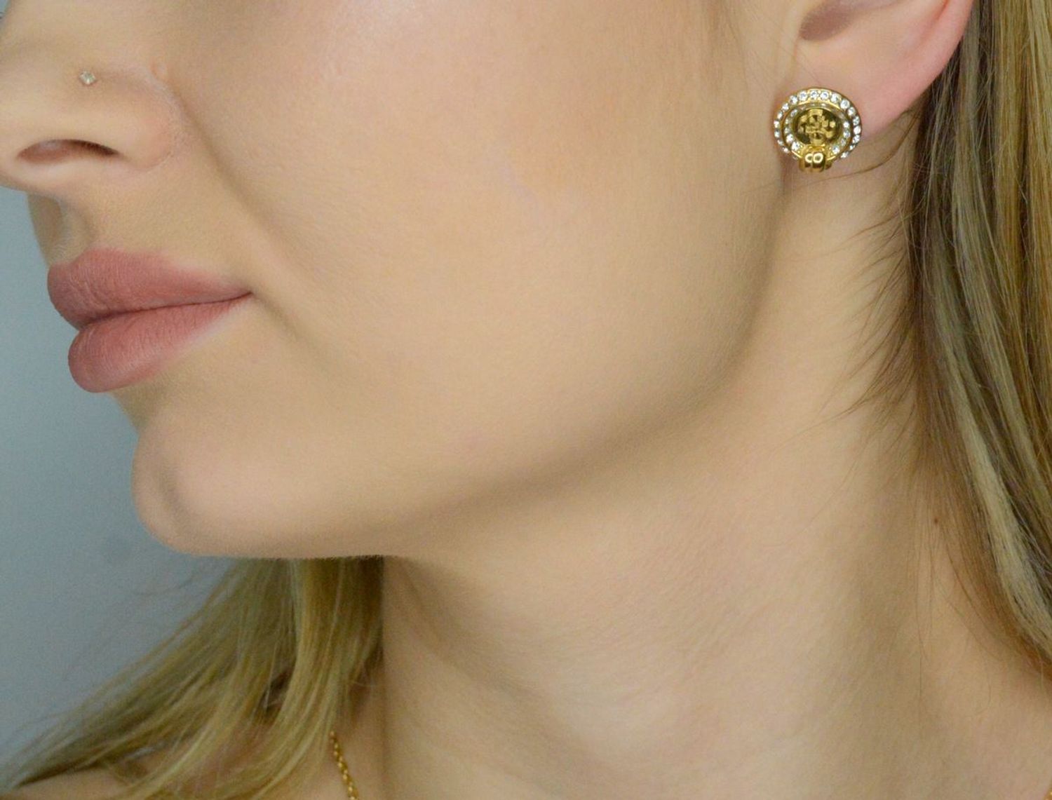 Kolczyki Guess pozłacane Knot you wkrętki JUBE04058JWYGT-U.webp