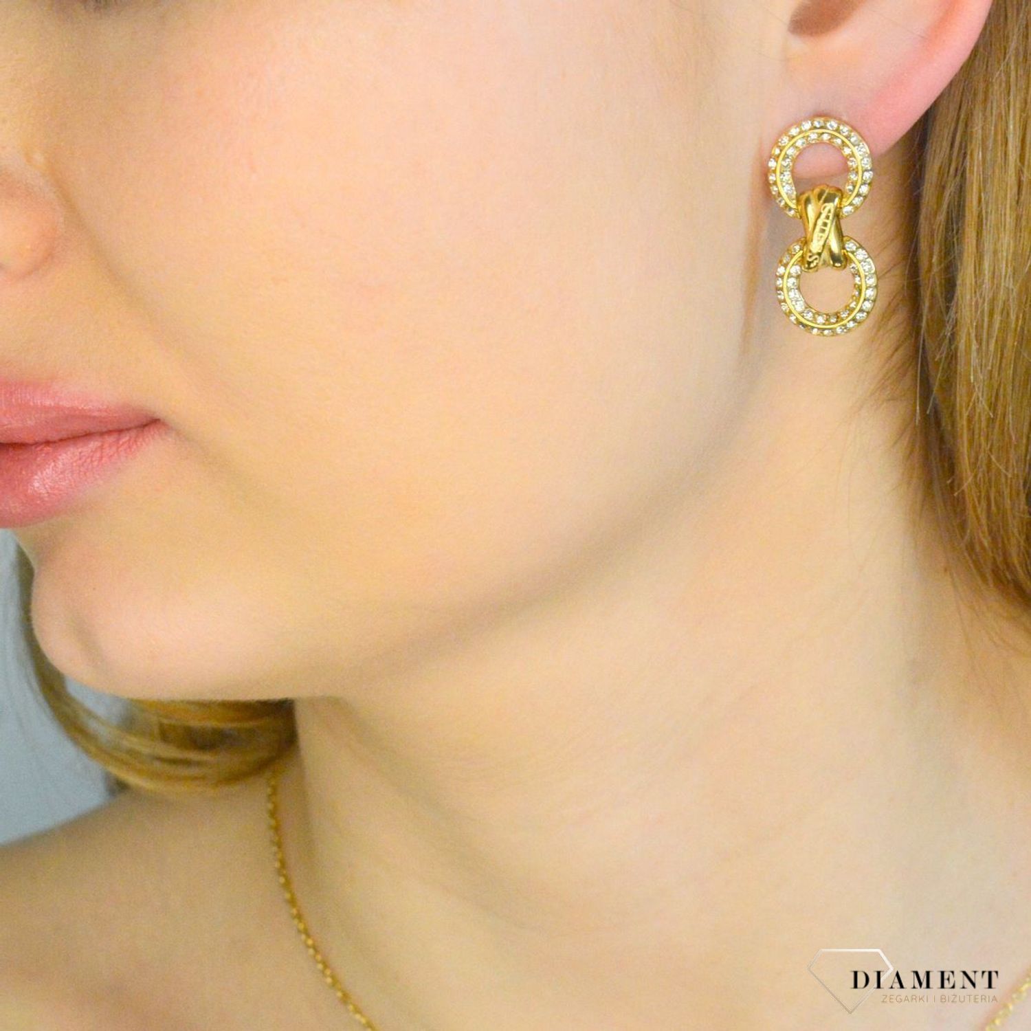 Złote kolczyki wiszące wkrętki  GUESS JUBE04061JWYGT-U Kolczyki damskie GUESS stalowe wkrętki w złotym kolorze JUBE04061JWYGT-U❤️ Prezent na dzień kobiet🔝 Kolczyki złote Guess🥰 Kolczyki  na sztyft Guess..jpg