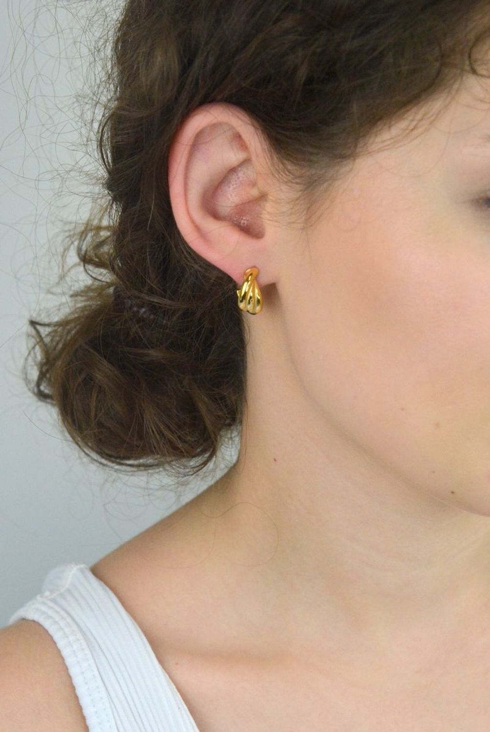 Poznaj kolczyki Guess Perfect JUBE04070JWYGTU – eleganckie złote kolczyki ze splecionych kół, wykonane z trwałej stali. Idealne na każdą okazję!1.jpg