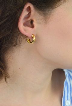 Poznaj kolczyki Guess Perfect JUBE04070JWYGTU – eleganckie złote kolczyki ze splecionych kół, wykonane z trwałej stali. Idealne na każdą okazję! (1).JPG