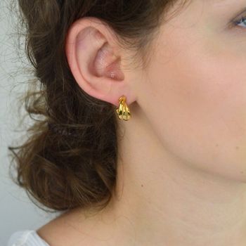 Poznaj kolczyki Guess Perfect JUBE04070JWYGTU – eleganckie złote kolczyki ze splecionych kół, wykonane z trwałej stali. Idealne na każdą okazję! (3).JPG