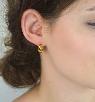 Poznaj kolczyki Guess Perfect JUBE04070JWYGTU – eleganckie złote kolczyki ze splecionych kół, wykonane z trwałej stali. Idealne na każdą okazję! (4).JPG