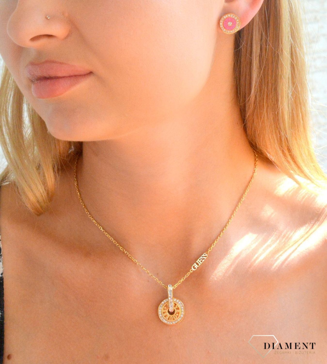 Złote kolczyki stalowe wkrętki różowe Guess JUBE04081JWYGFCT-U. Oryginalne kolczyku Guess. Kolczyki z różową emalią. Kolczyki Guess na prezent. Damskie kolczyki ze stali w złotym kolorz1 — kopia — kopia.jpg