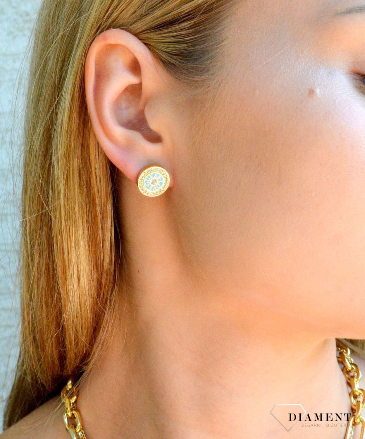 Złote kolczyki wkrętki Guess z niebieską emalią i cyrkoniami JUBE04081JWYGTQT-U. Stalowe koczyki marki Guess. Kolczyki stalowe z cyrkoniami. Kolczyki z cyrkoniami Guess. Kolczyki Guess na sztyft idealne na prezent..jpg