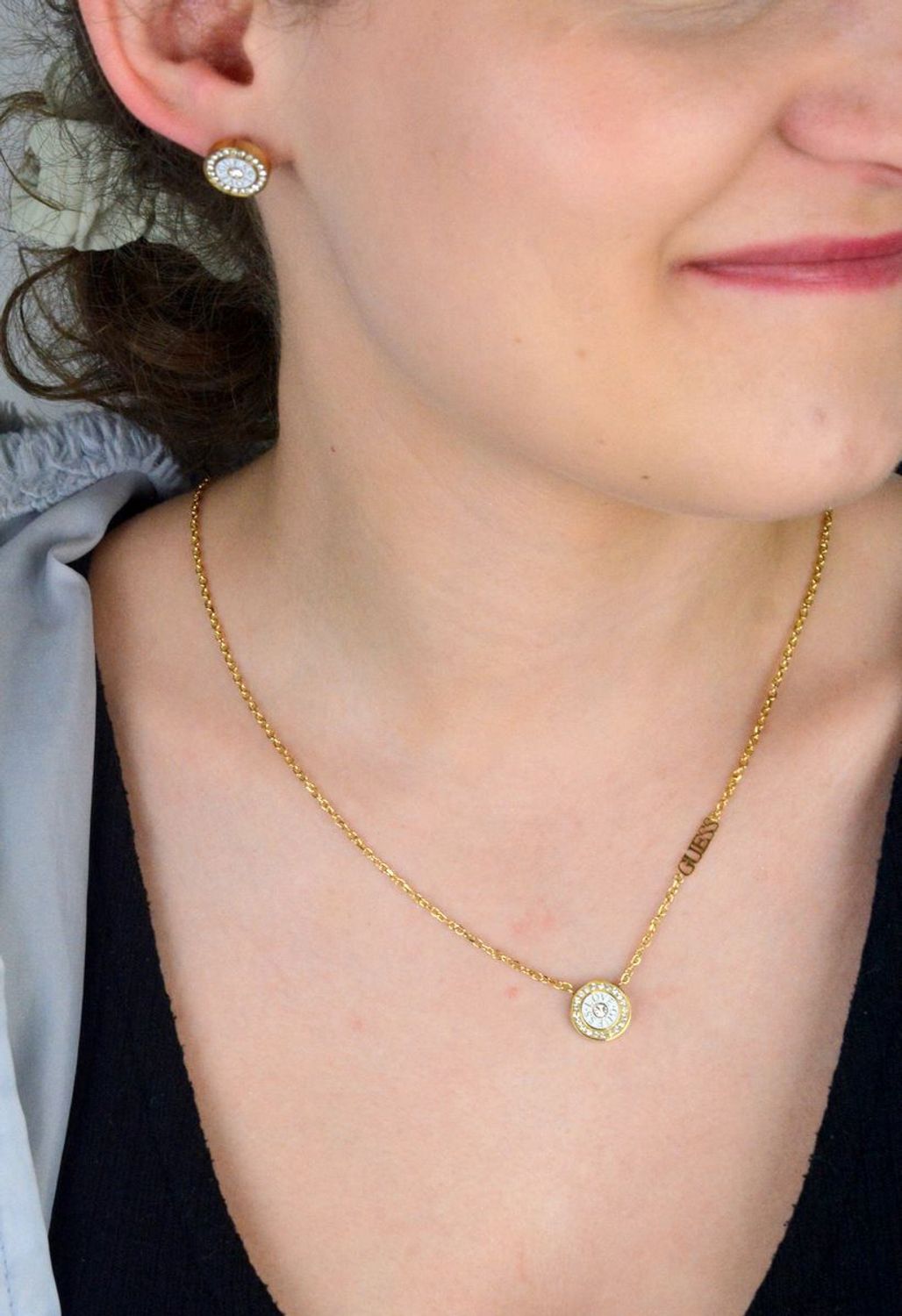 Pozłacane stalowe kolczyki okrągłe z cyrkoniami i białym środkiem – 1,2 cm.jpg