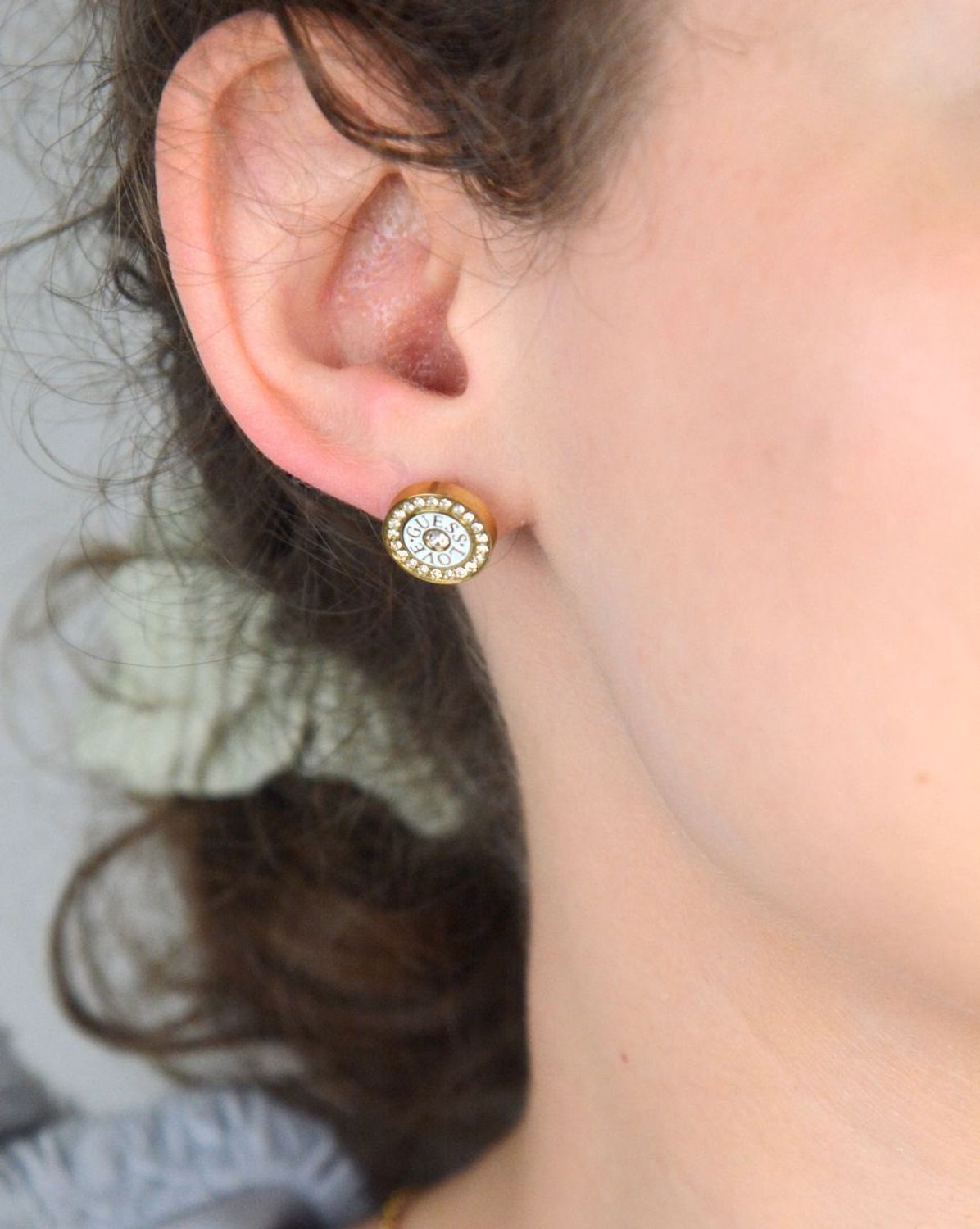 Pozłacane stalowe kolczyki okrągłe z cyrkoniami i białym środkiem – 1,2 cm.jpg