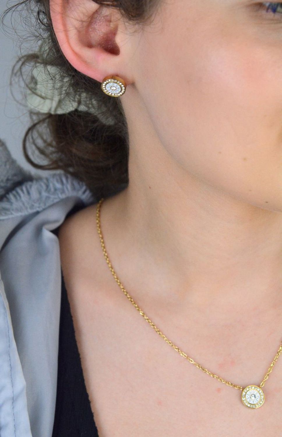 Pozłacane stalowe kolczyki okrągłe z cyrkoniami i białym środkiem – 1,2 cm.jpg