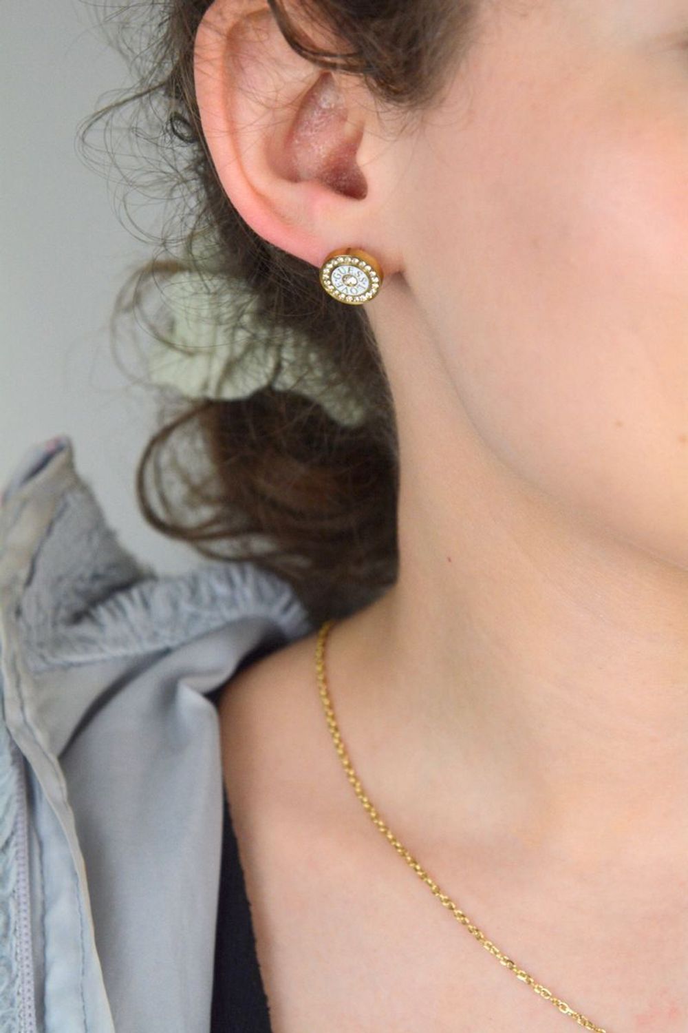 Pozłacane stalowe kolczyki okrągłe z cyrkoniami i białym środkiem – 1,2 cm.jpg