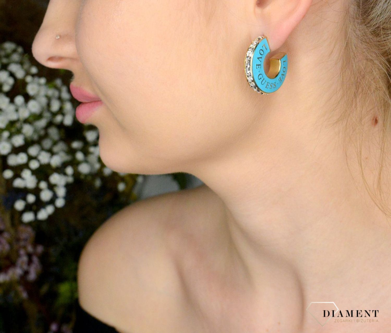 Kolczyki GUESS z emalią w kolorze turkusowym JUBE04083JWYGTQT-U. Kolczyki wykonane ze stali w kolorze złotym z emalią w kolorze turkusowym z logo marki GUESS (1).jpg