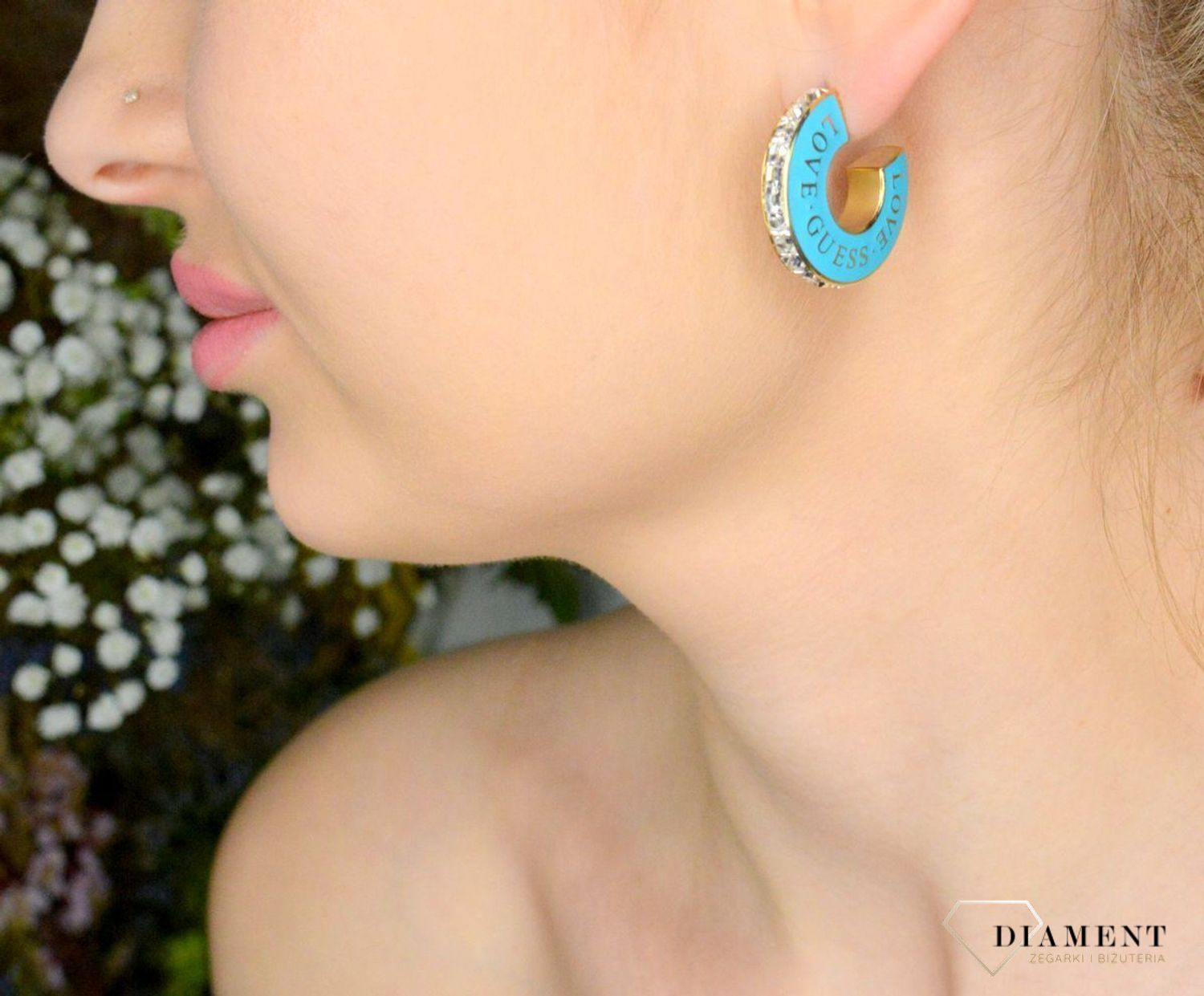 Kolczyki GUESS z emalią w kolorze turkusowym JUBE04083JWYGTQT-U. Kolczyki wykonane ze stali w kolorze złotym z emalią w kolorze turkusowym z logo marki GUESS (1).jpg